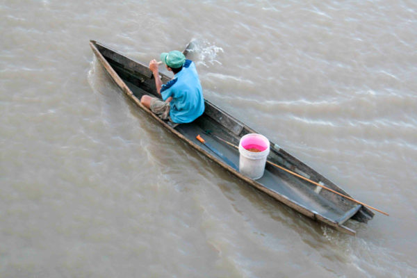 Ein Boot wie eine Nussschale auf dem Amazonas in Peru