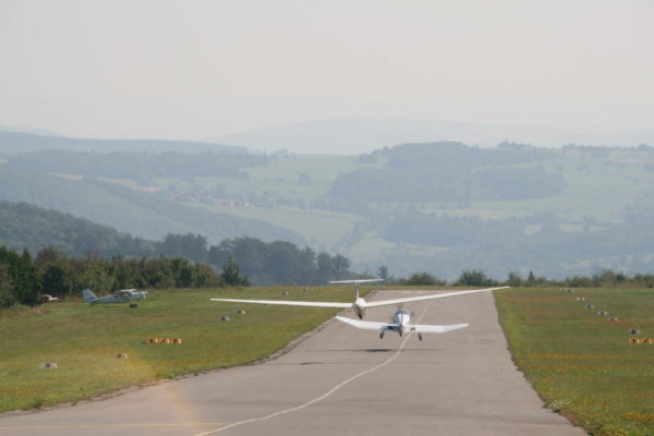 Motorflugzeug schleppt Segelflugzeug an der Rhön beim F-Schlepp