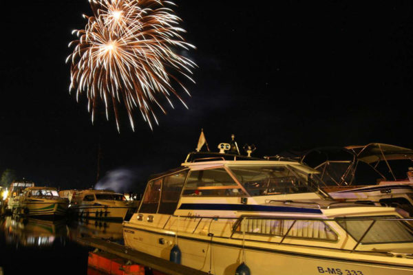 Feuerwerk im Hafen von Rheinsberg bei der Tour mit dem Hausboot durch Mecklenburg