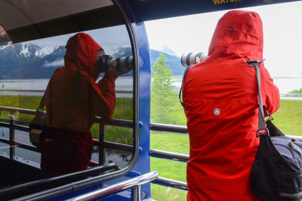 Fotografin an Bord der Alaska Railraod