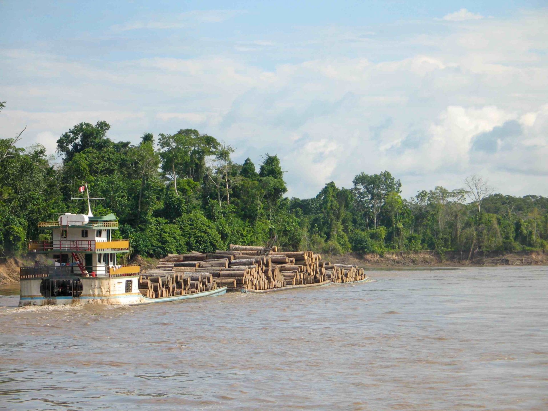 Frachtschiff auf dem Amazonas mit Urwald im Hintergrund