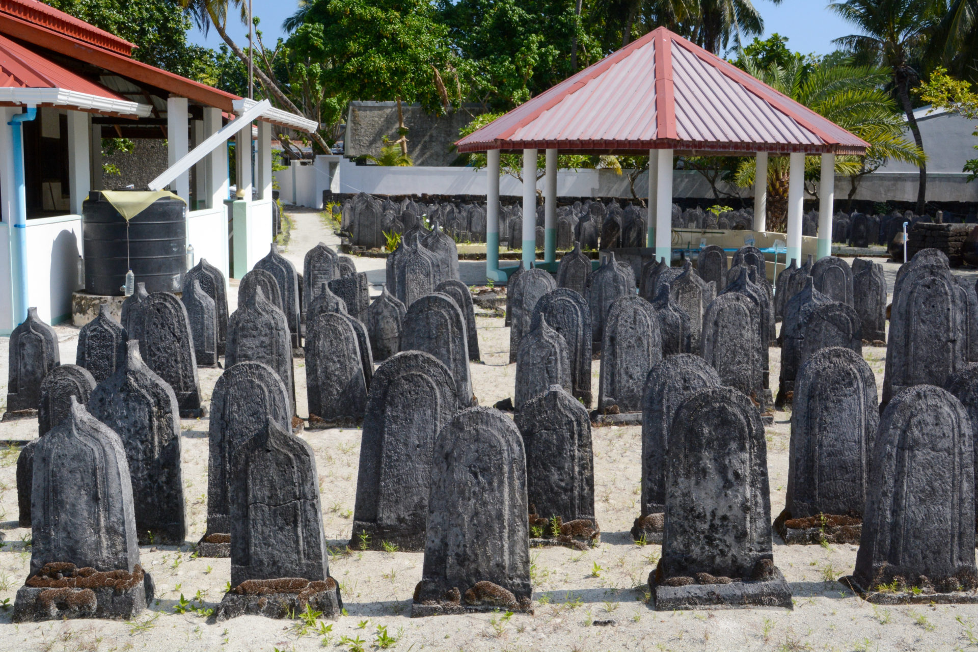 Friedhof auf Fenfushee Island mit jahrhundertelaten Grabsteinen