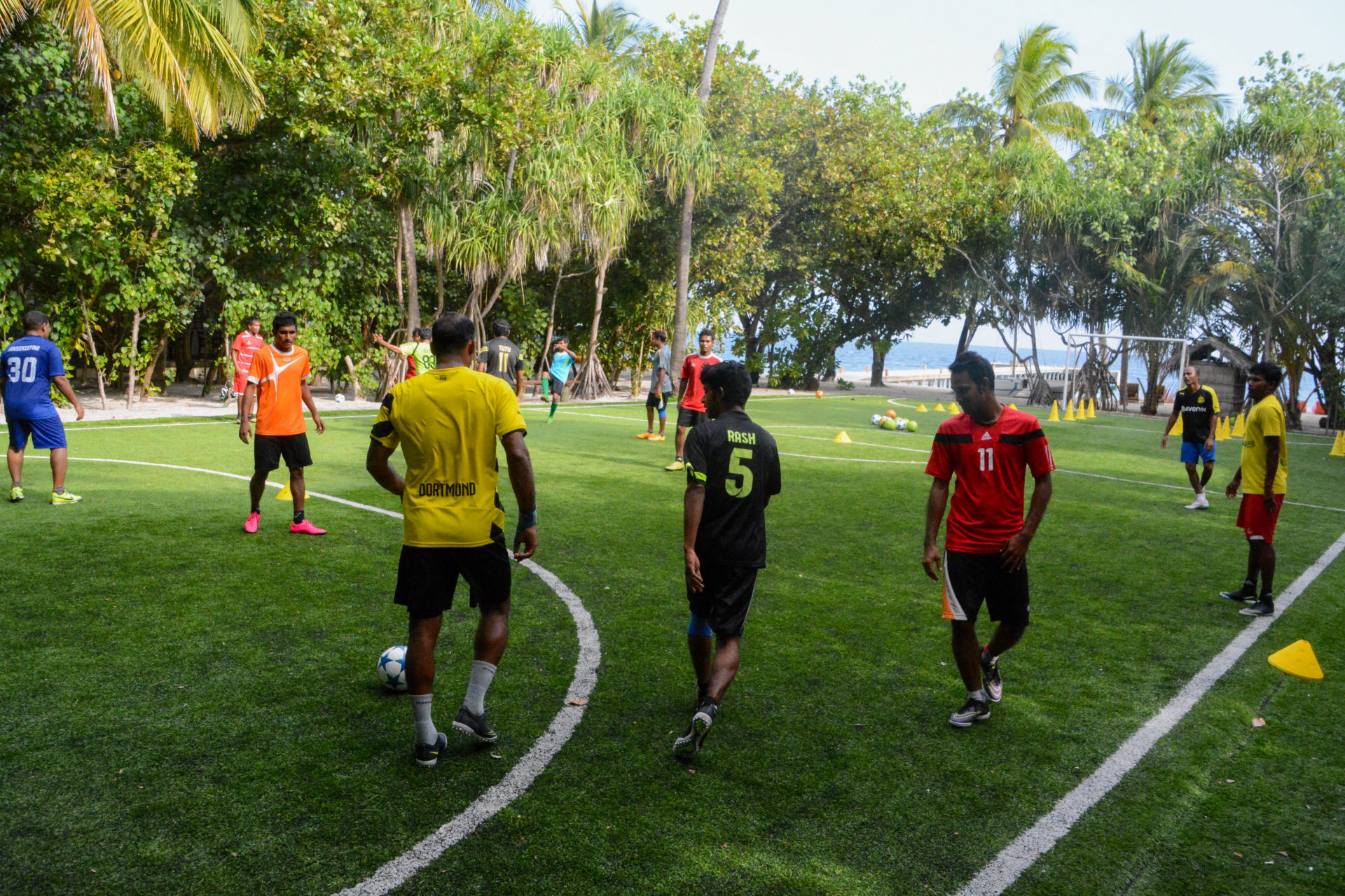 Das Personal des Ferienresorts Mirihi Island auf den Malediven spielt Fußball