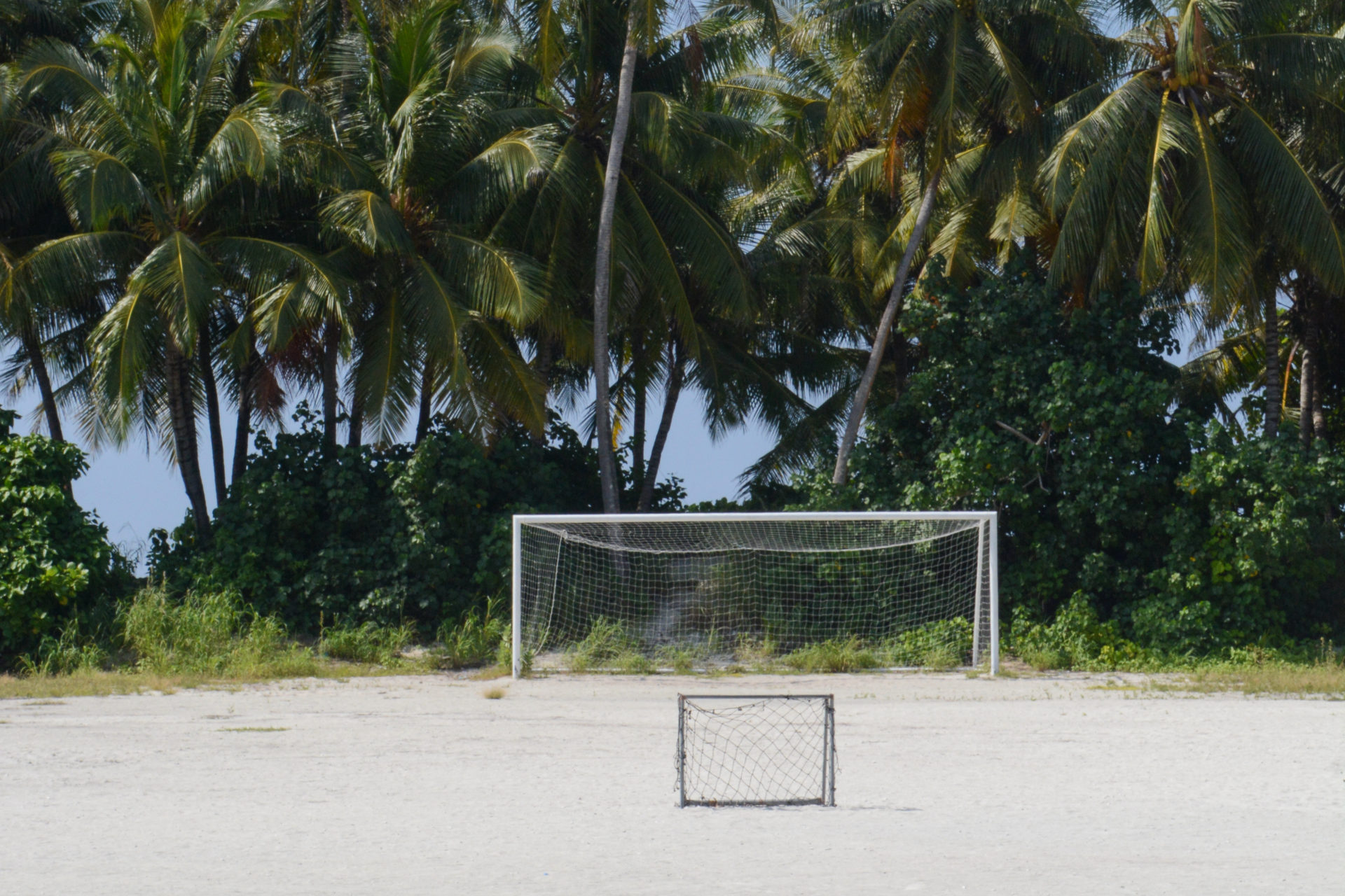 Fußballplatz auf Fenfushee Island mit zwei Toren und Palmen