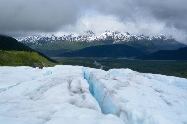 Gletscher mit grünem Tal, Fluss und schneebedecktem Gebirge in Whittier, Alaska