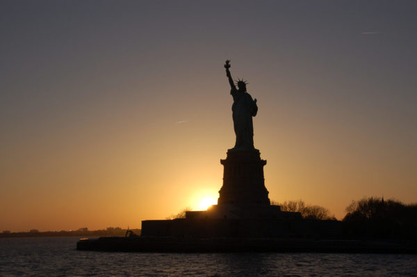 Freiheitsstatue im Sonnenuntergang bei der Bootstour rund um Manhattan