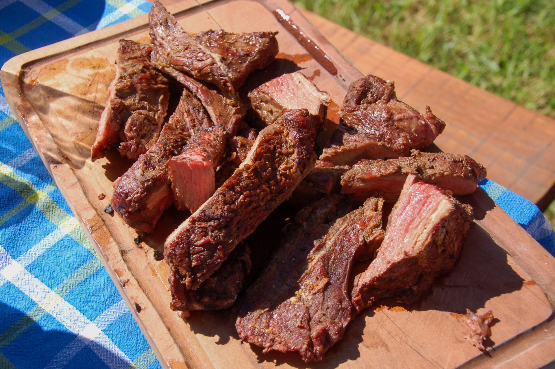 Gegrilltes Rindfleisch auf einer Holzplatte in Patagonien