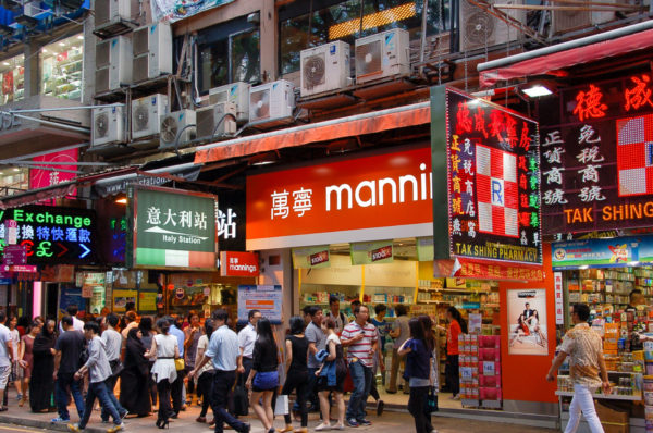 Geschäfte, Passanten und Leuchtreklamen in Hongkong