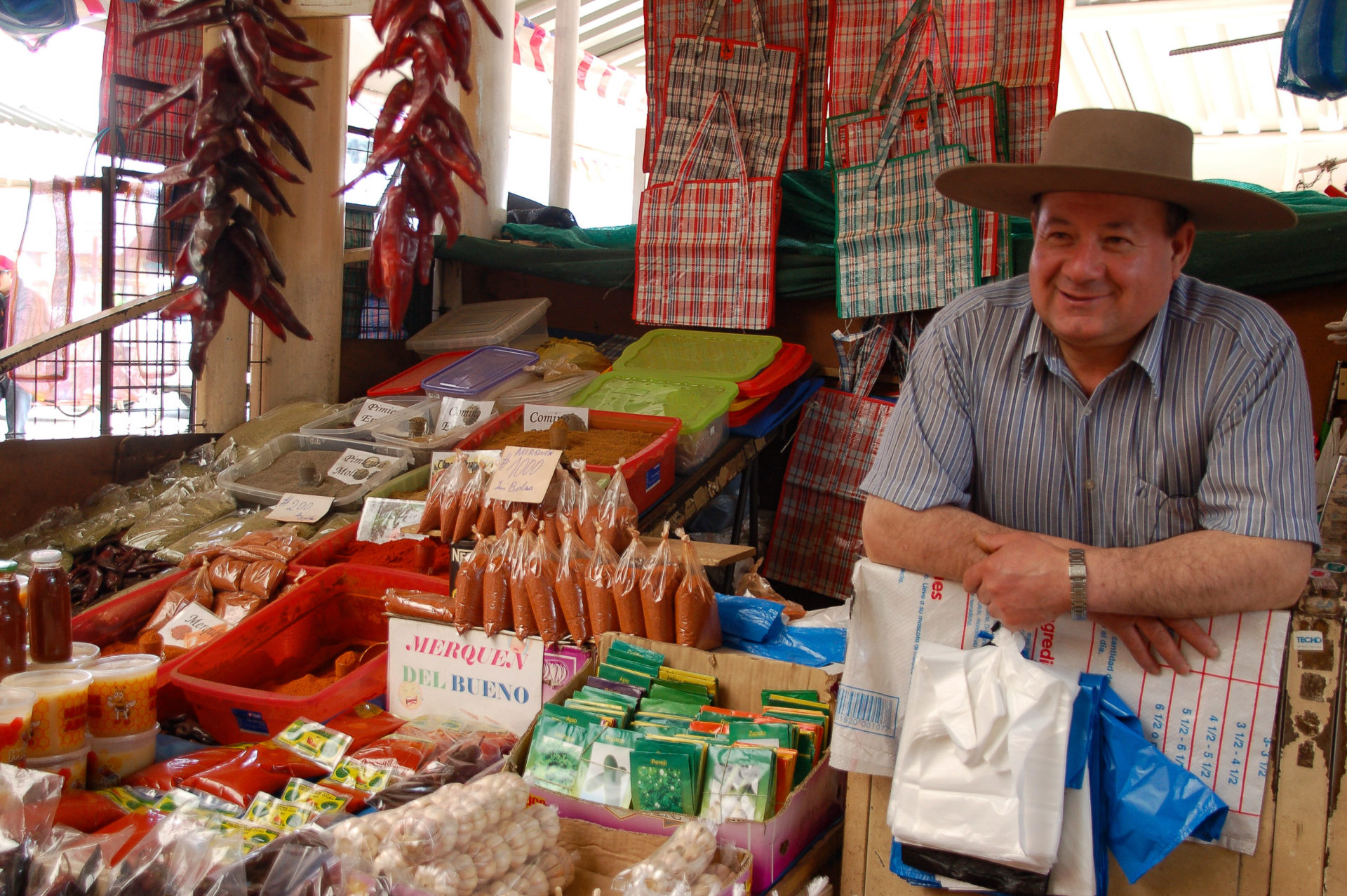 Gewürzhändler auf einem Markt in Chile