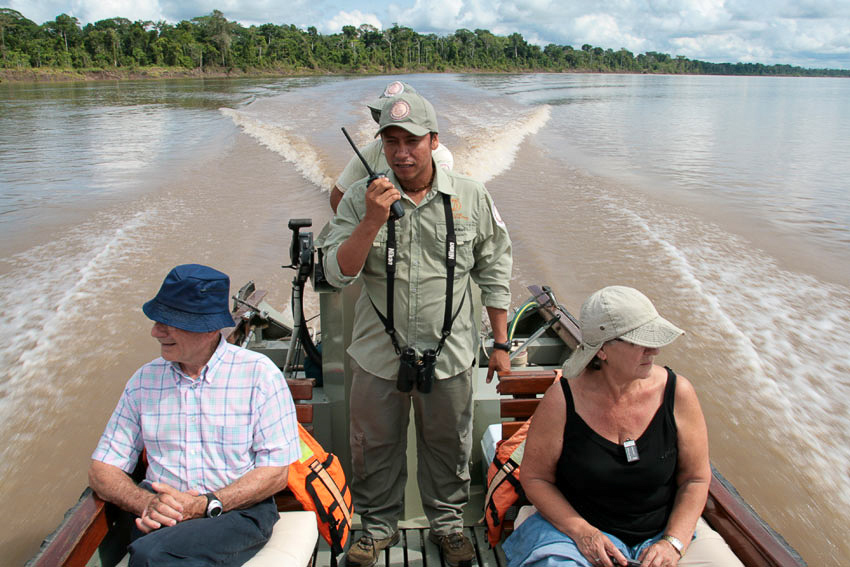 Ausflug auf einem Beiboot in einen Seitenarm des Amazonas
