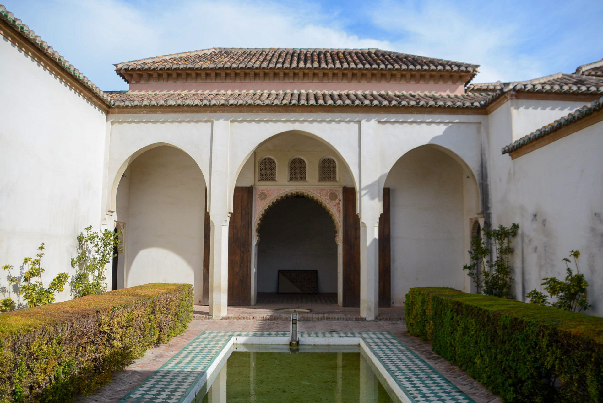 Innenhof der Alcazaba in Málaga mit Wasserbecken