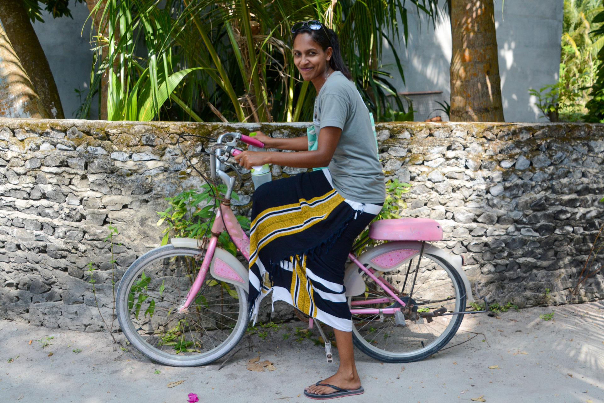 Junge Frau auf Fahrrad auf Fenfushee Island