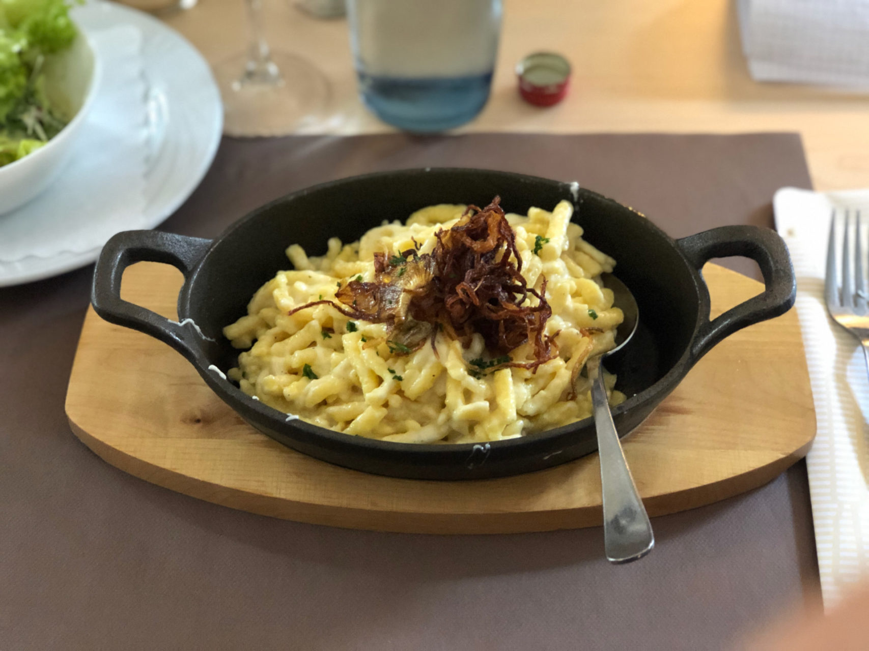 Kaasspatzen mit Zwiebeln