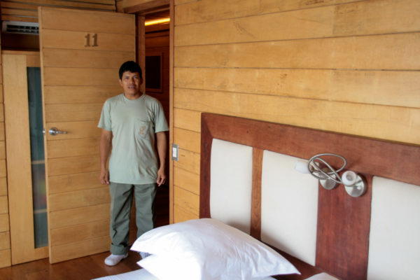 Ein Stewart in einer Kabine auf der Delfin II bei einer Kreuzfahrt auf dem Amazonas