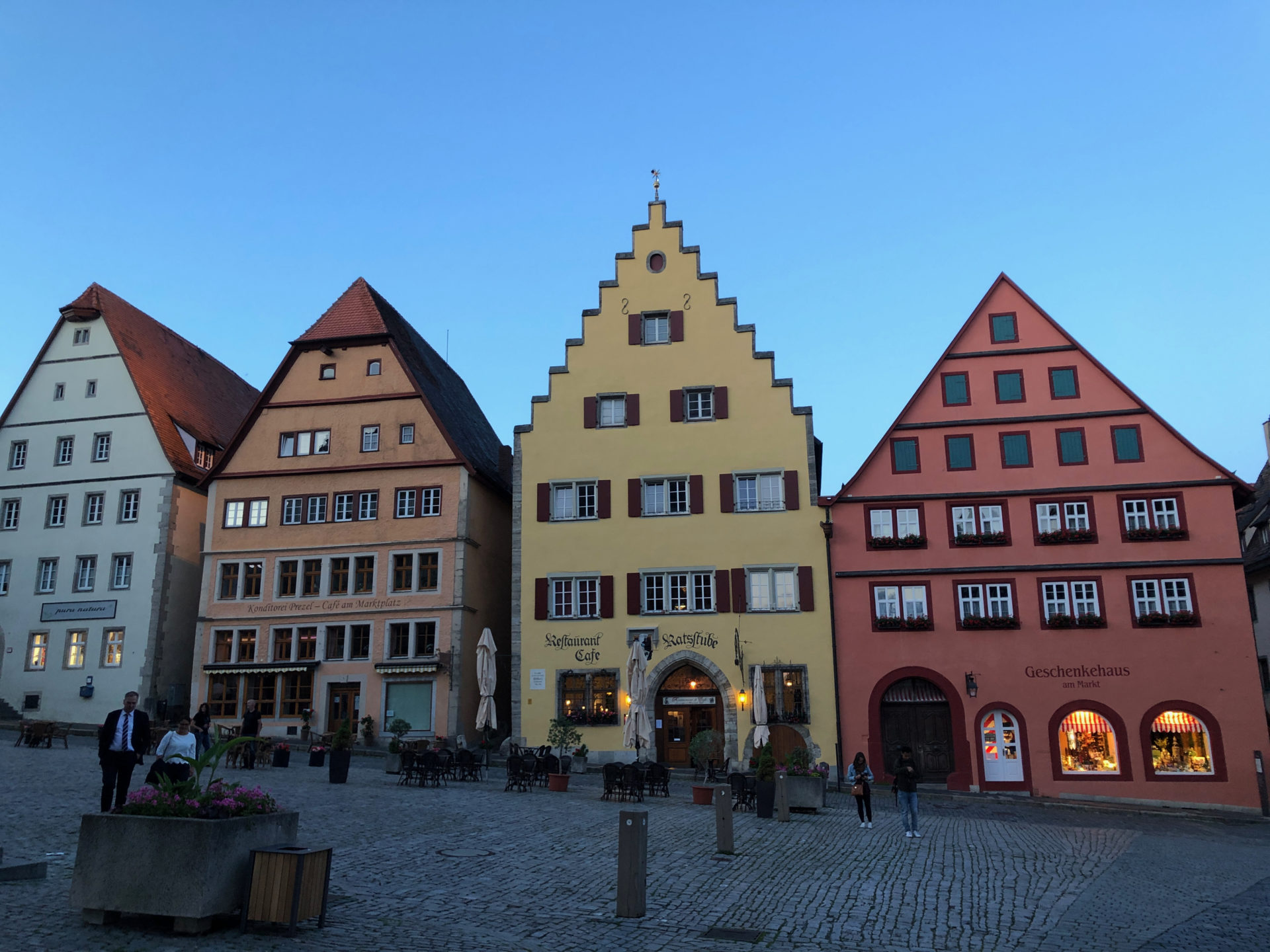 Patrizierhäuser am Marktplatz von Rothenburg im Abendlicht