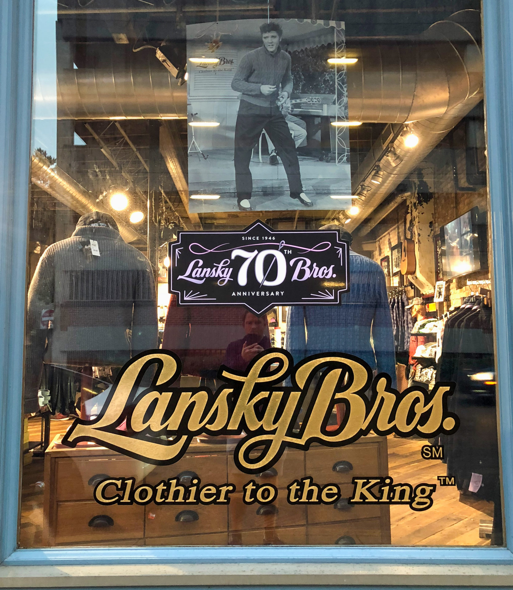 Elvis Presley im Schaufenster seiner Ausstatters Lansky Bros auf der Beale Street in Memphis