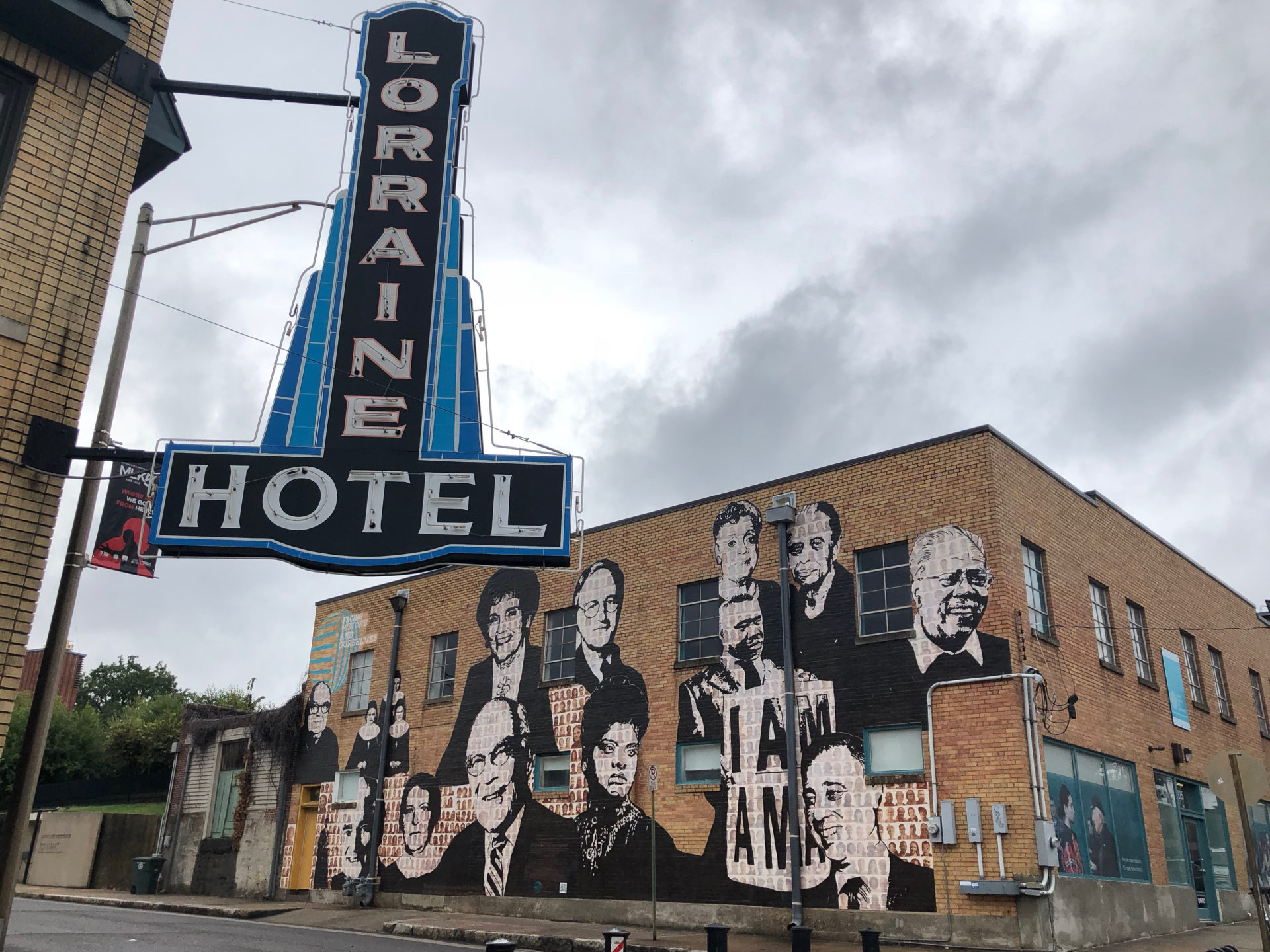 Das Lorraine Hotel in Tennessee mit Wandgemälde im Hintergrund