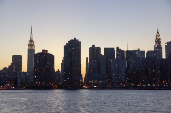 Rundum Manhattan mit der Circle Line: Skyline mit Chrysler Building und Empire State Building