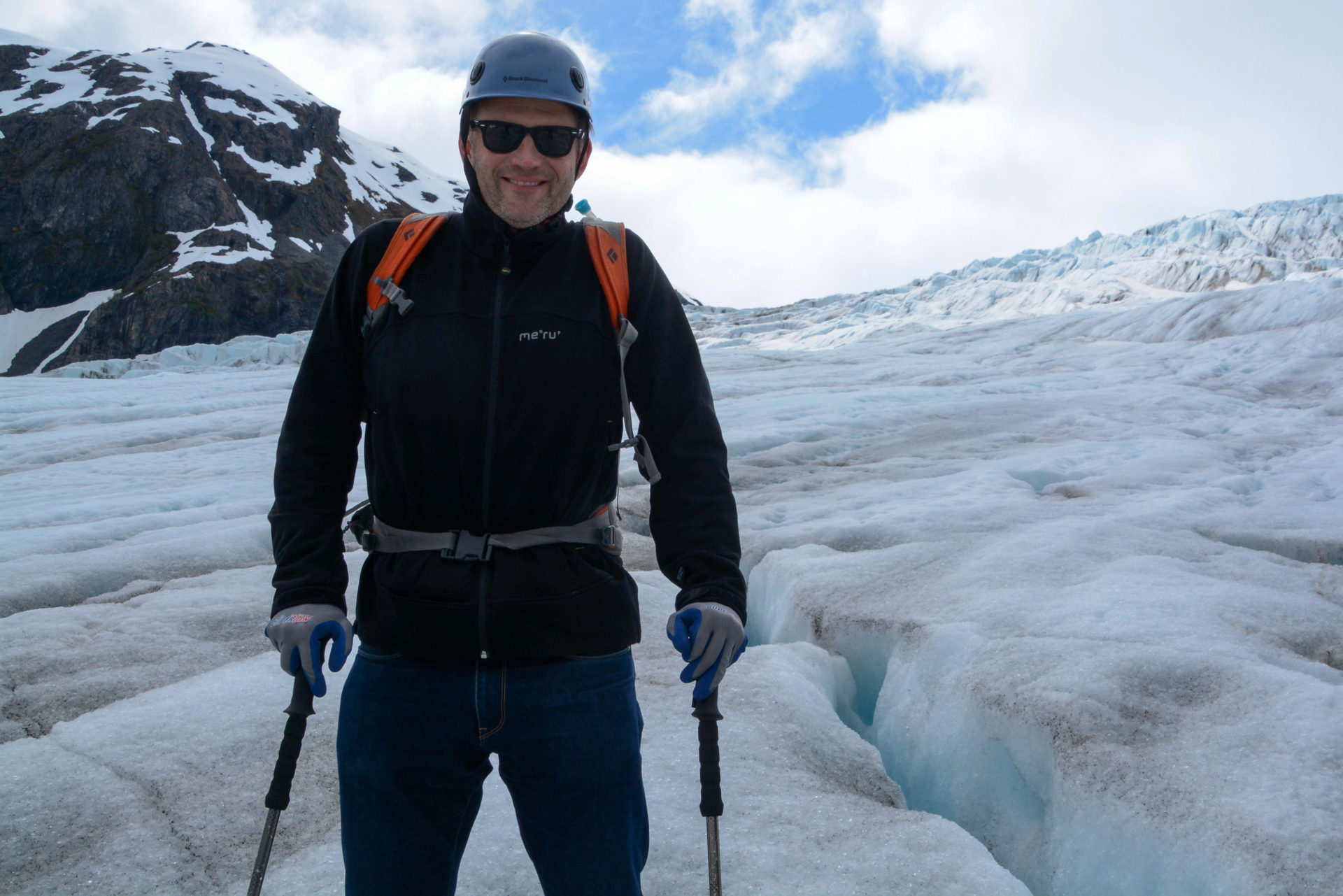 Autor Ralf in voller Montur bei einem kleinen Abenteuer auf einem Gletscher in Alaska