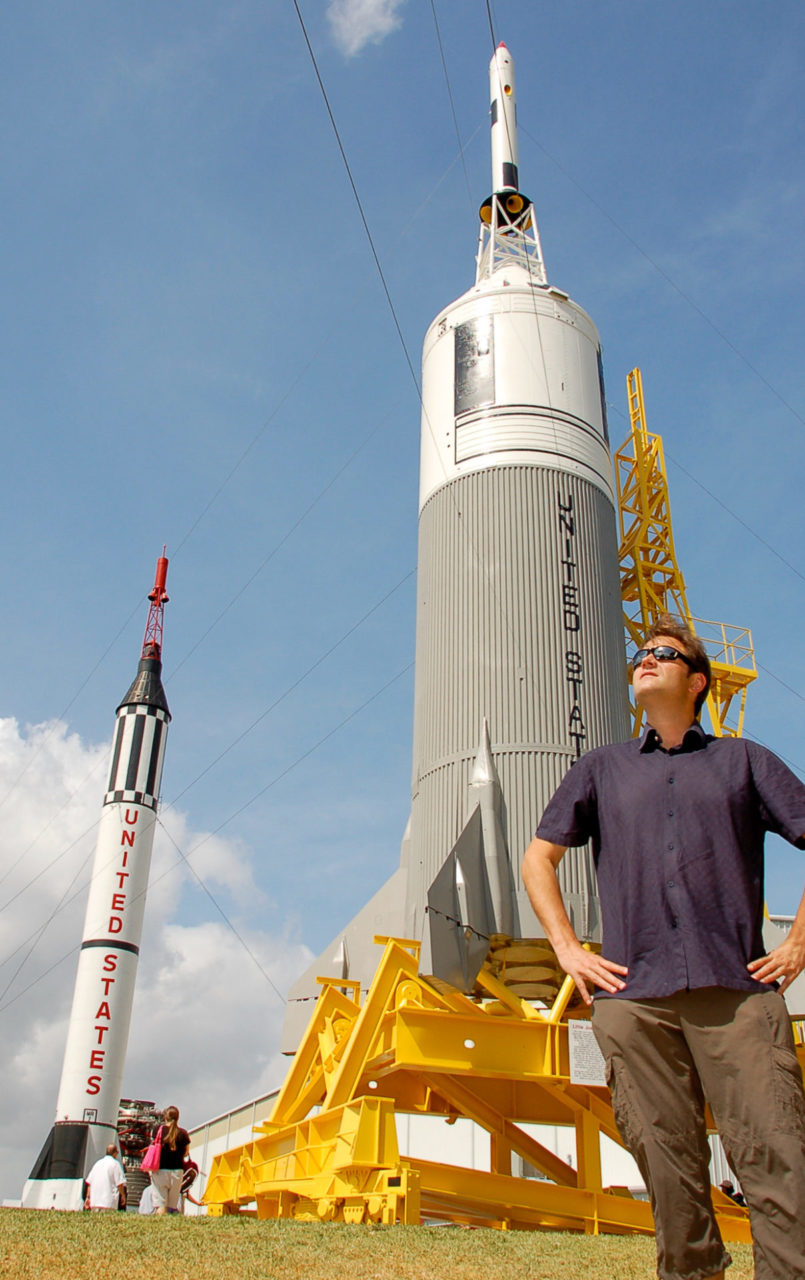 Mann vor zwei Raketen der NASA im Space Center in Houston