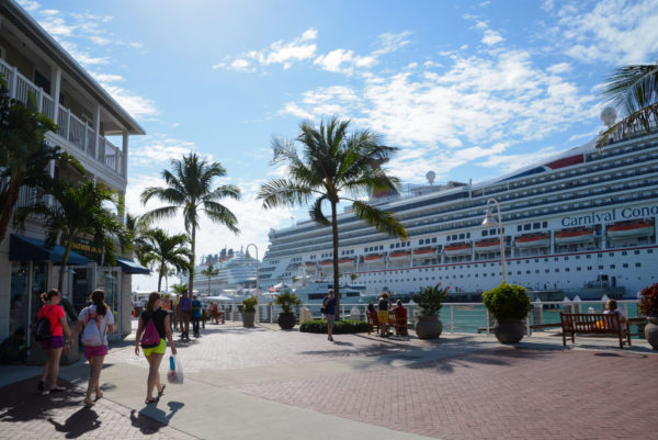 Zwei Kreuzfahrtschiffe mit Touristen am Anleger auf den Florida Keys