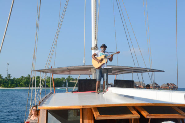 Musiker auf dem Kabinendach eines Bootes auf den Malediven