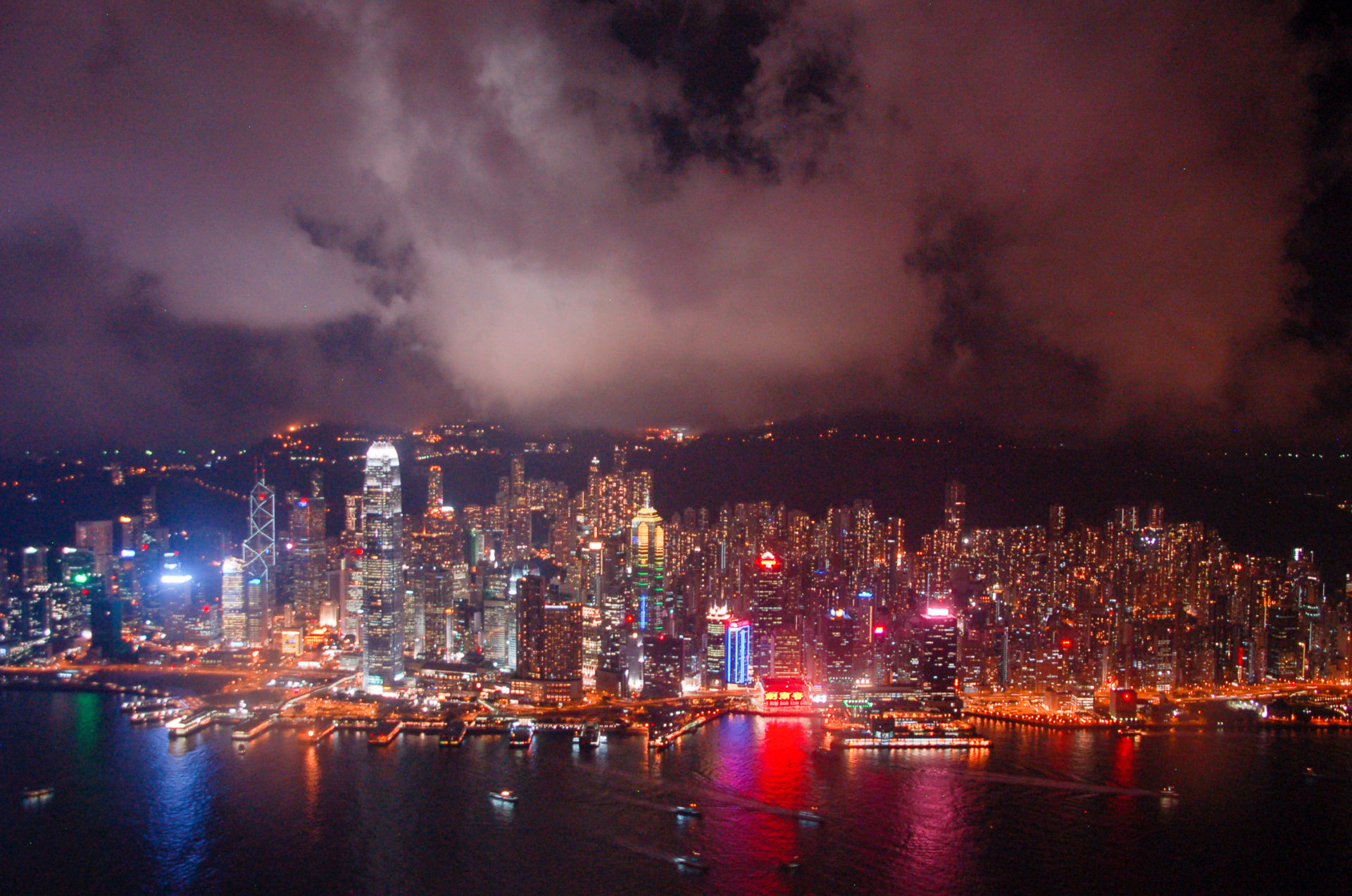 Nachtaufnahme von Hongkong aus dem 115. Stock des Ritz Carlton