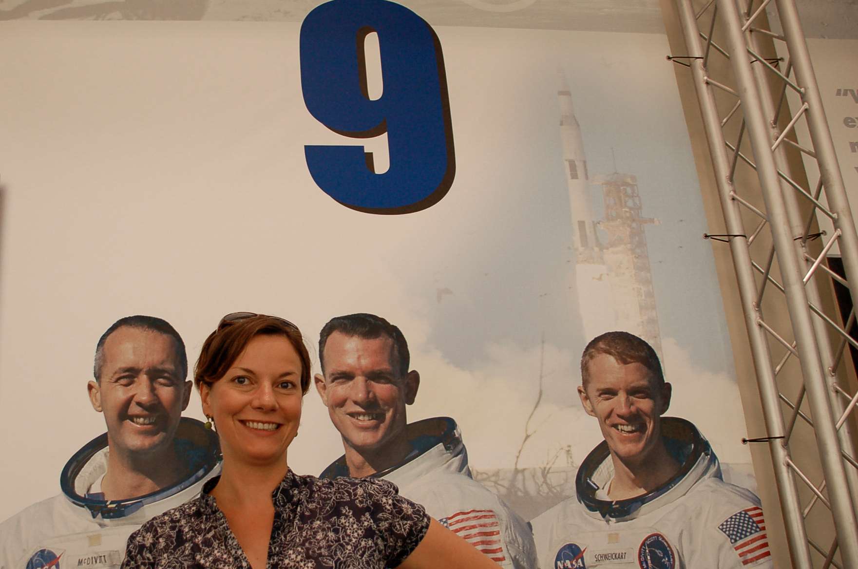 Junge Frau zwischen der Crew von Apollo 9 im NASA Space Center in Houston