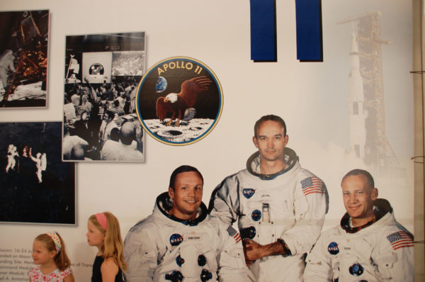 Kleine Kinder vor einem Foto der Crew von Apollo 11 im NASA Space Center in Houston