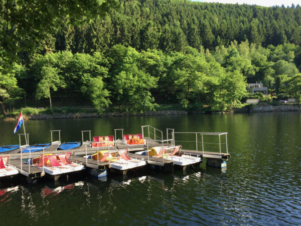 Tretboote auf dem Stausee bei Heimbach gehören zur schönsten Runde um den Rursee