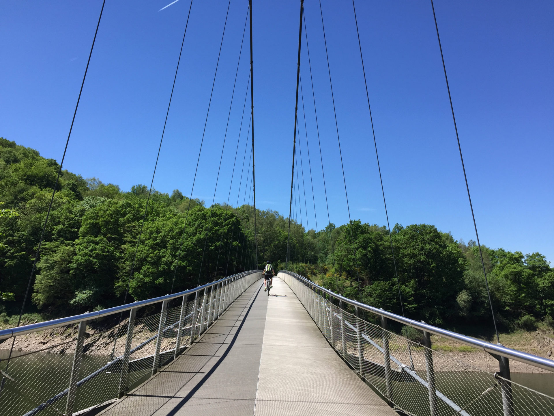 Victor-Neels-Brücke an der Urft in der Eifel mit Radfahrer