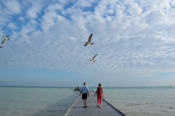 Ein Paar spaziert auf dem Pier von Key West