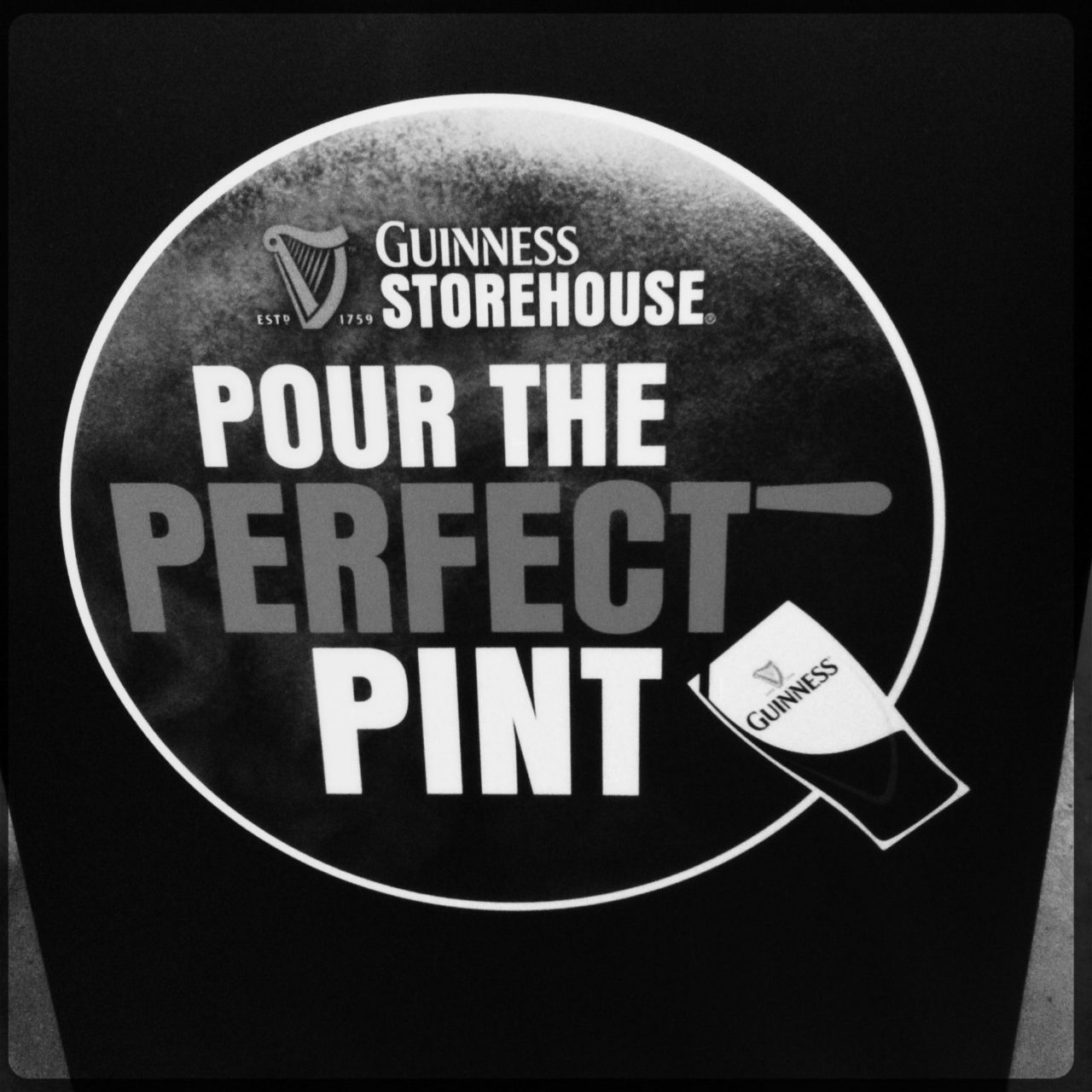 Werbeschild mit der Aufschrift Pour the Perfect Pint im Guinness Storehouse in Dublin