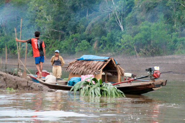 Fischerhboot mit Hütte auf einem Seitenarm des Amazonas