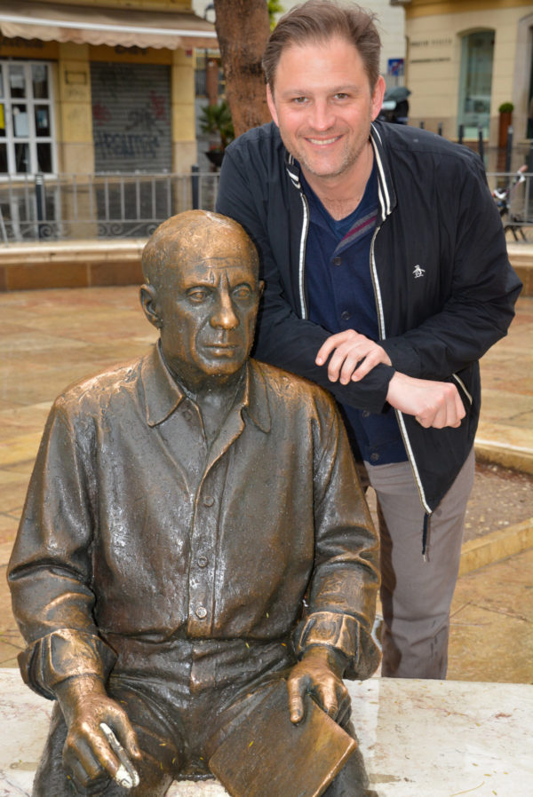 Ralf Johnen mit Statue von Pablo Picasso in Málaga