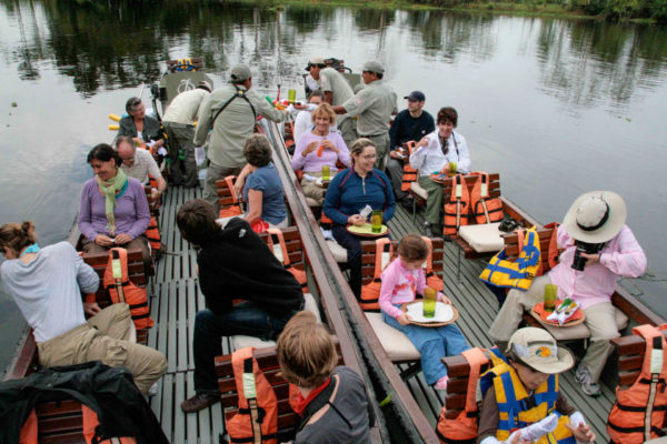 Picknick auf Ausflugsbooten auf einem Seitenarm des Amazonas