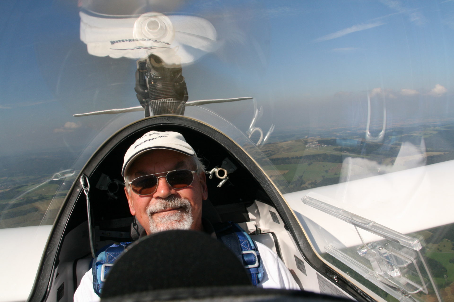 19 000 Flugstunden, längster Segelflug 700 Kilometer: Das ist Pilot Syfuss im Motorsegler. Der Hilfsmotor dient dazu, bei Start und Landung ungünstige Winde auszugleichen