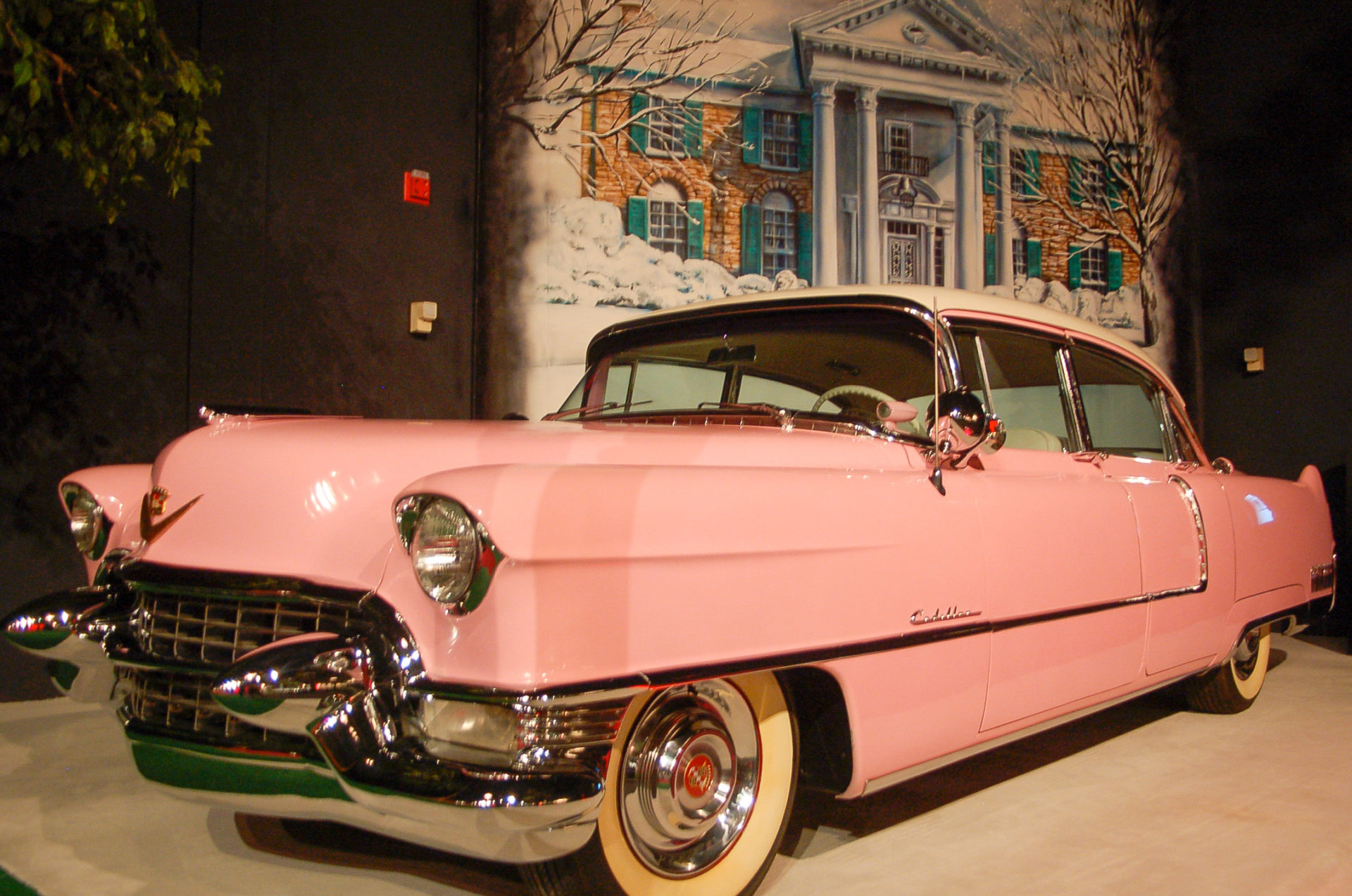 Pinker Cadillac mit kitschigem Graceland-Bild in Memphis