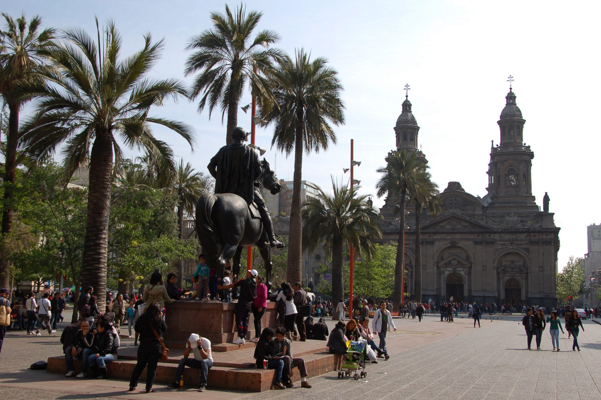 Der zentrale Platz in Santiago de Chile mit Kathedrale und Palmen