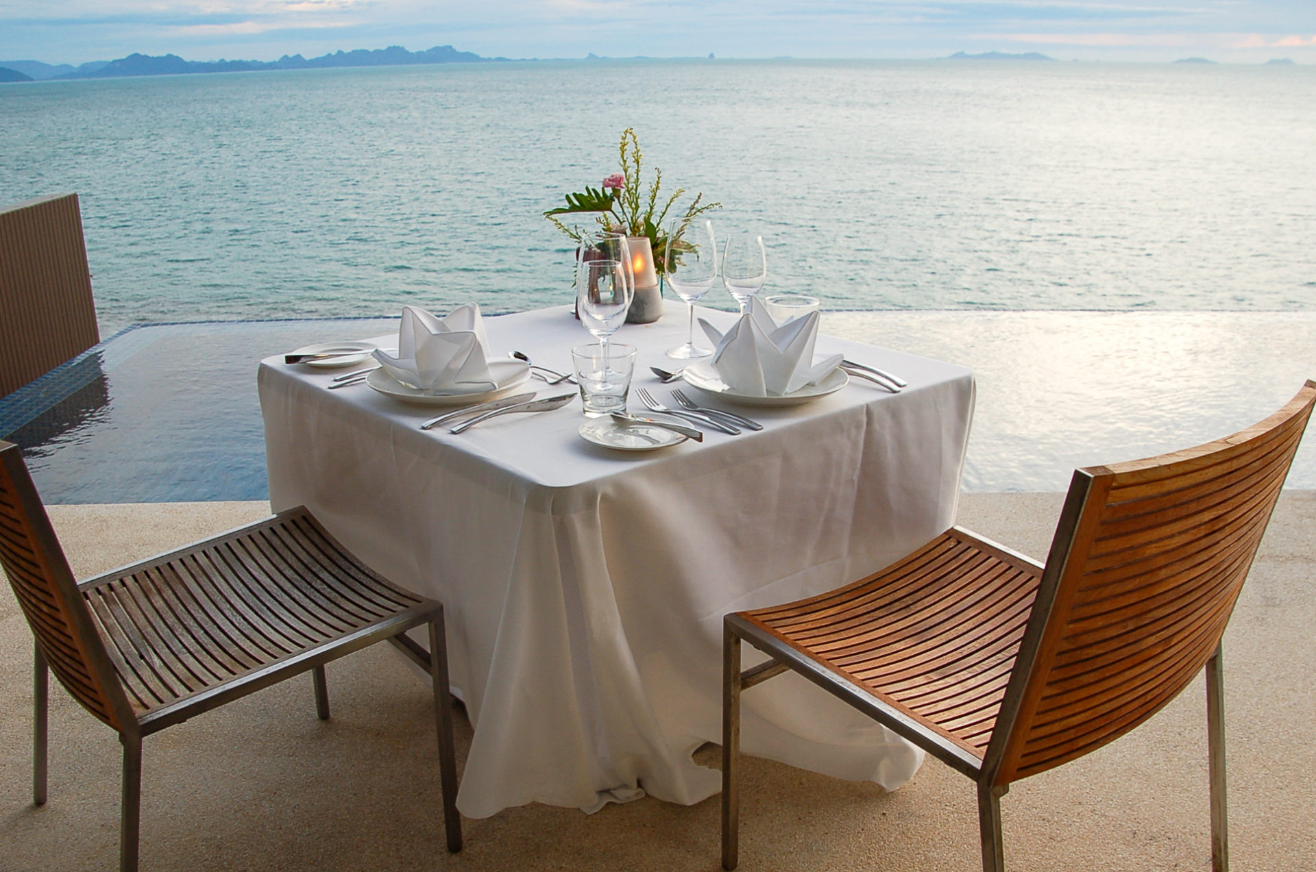 Gedeckter Tisch mit Blick aufs Meer im Luxusresort Conrad Koh Samui in Thailand