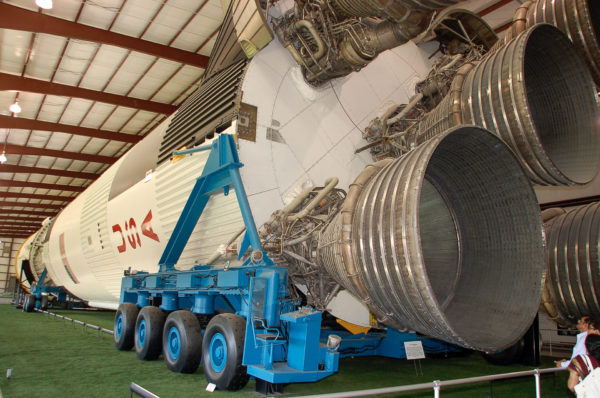 Liegende Rakete mit riesigen Triebwerken im NASA Space Center in Houston