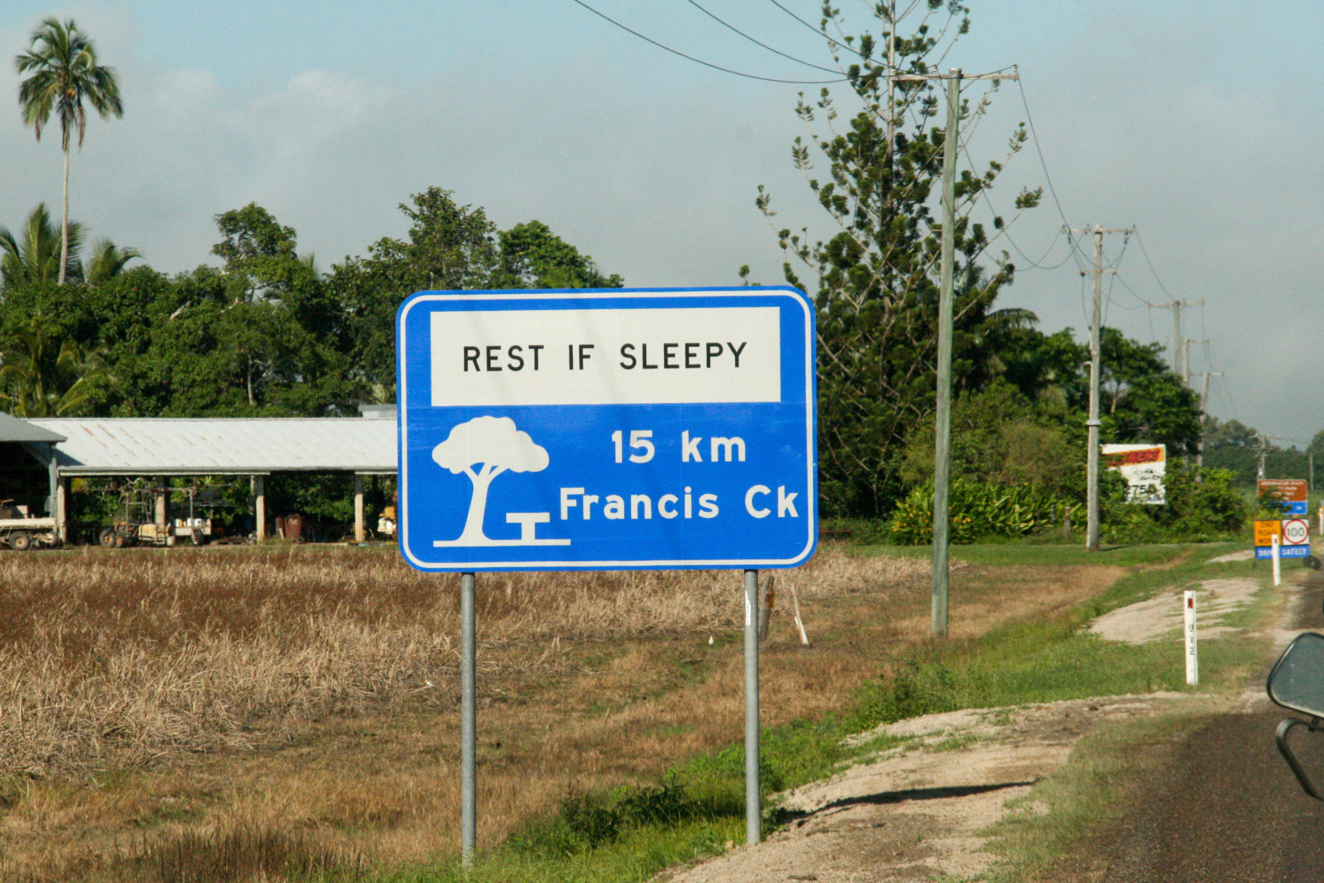Schild Rest if sleepy an einer Straße in Australien
