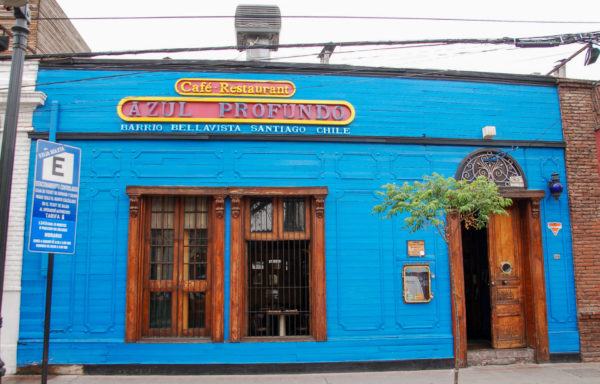 Restaurant mit knallblauer Fassade in Santiago de Chile