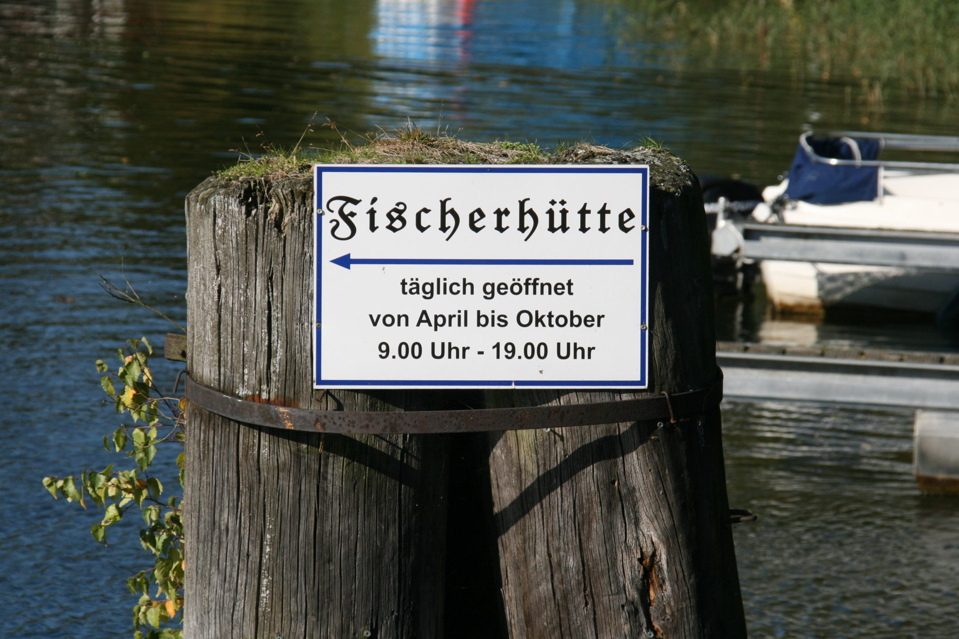 Schild zur Fischerhütte bei der Bootstour durch Mecklenburg ohne Führerschein