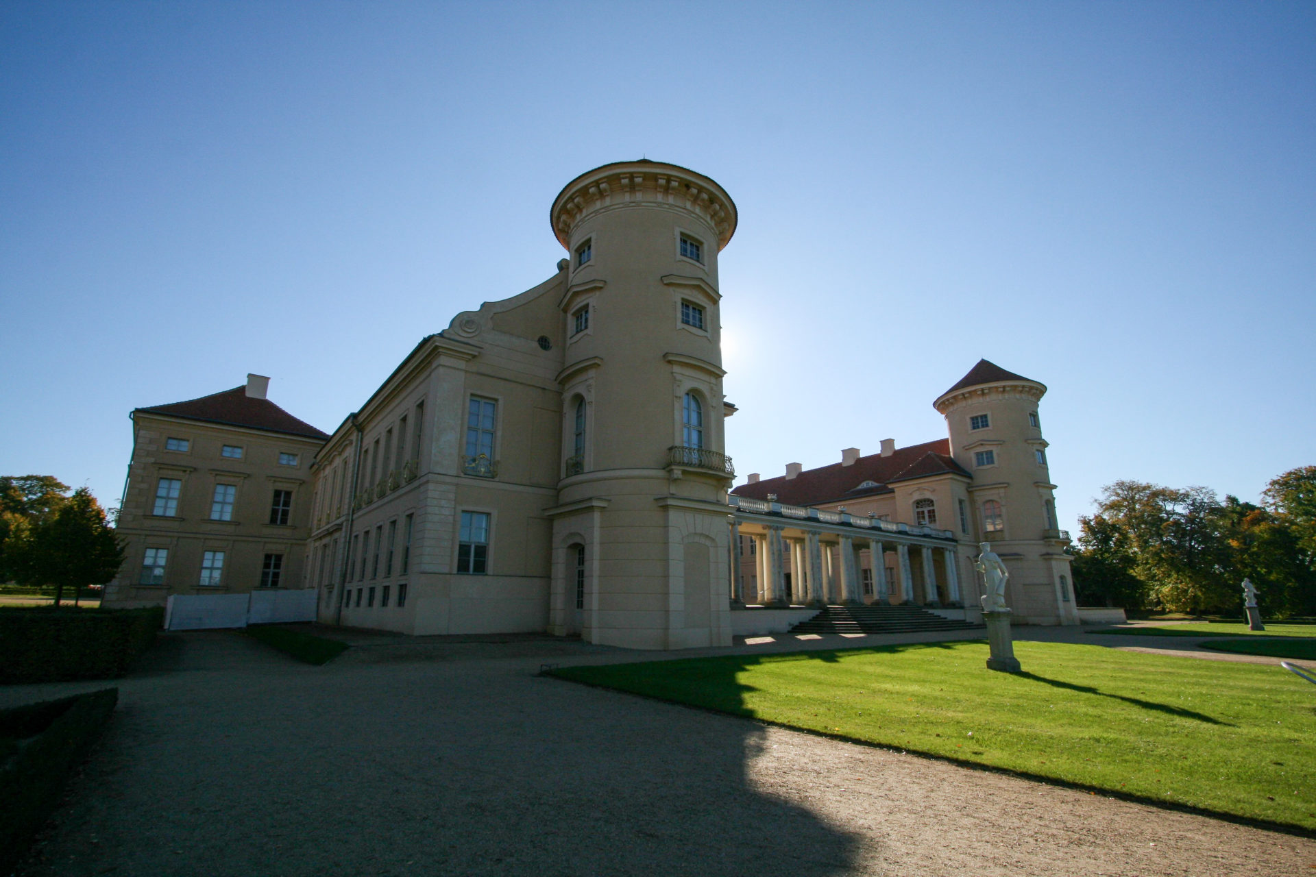 Schloss Rheinsberg im Gegenlicht