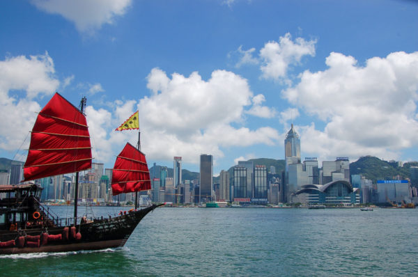 Traditionelles Segelschiff Aqualuna vor der Skyline von Hongkong