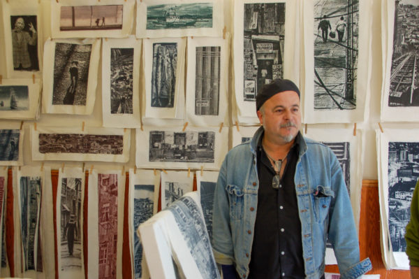 Künstler mit Siebdrucken in seinem Atelier in Valparaiso