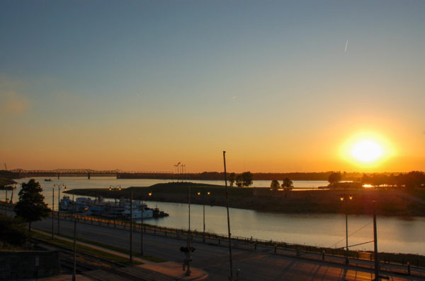 Blick auf den Sonnenaufgang über dem Mississippi in Memphis