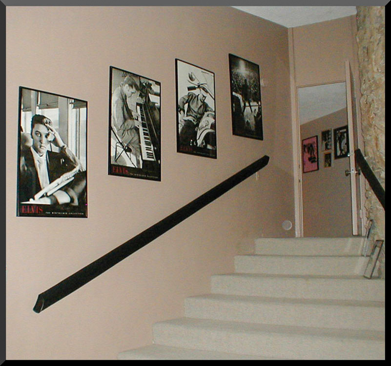 Treppe mit Bildern im Elvis Honeymoon Estate in Palm Springs
