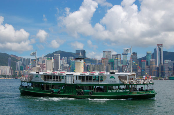Star Ferry in Hongkong vor der Skyline